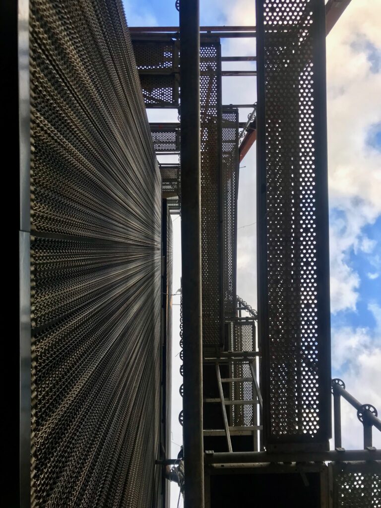 Fachada de correntes metálicas Dropiron vista de baixo