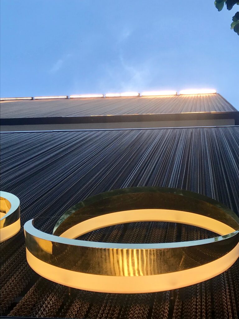 Fachada Animale com correntes Dropiron vista de baixo