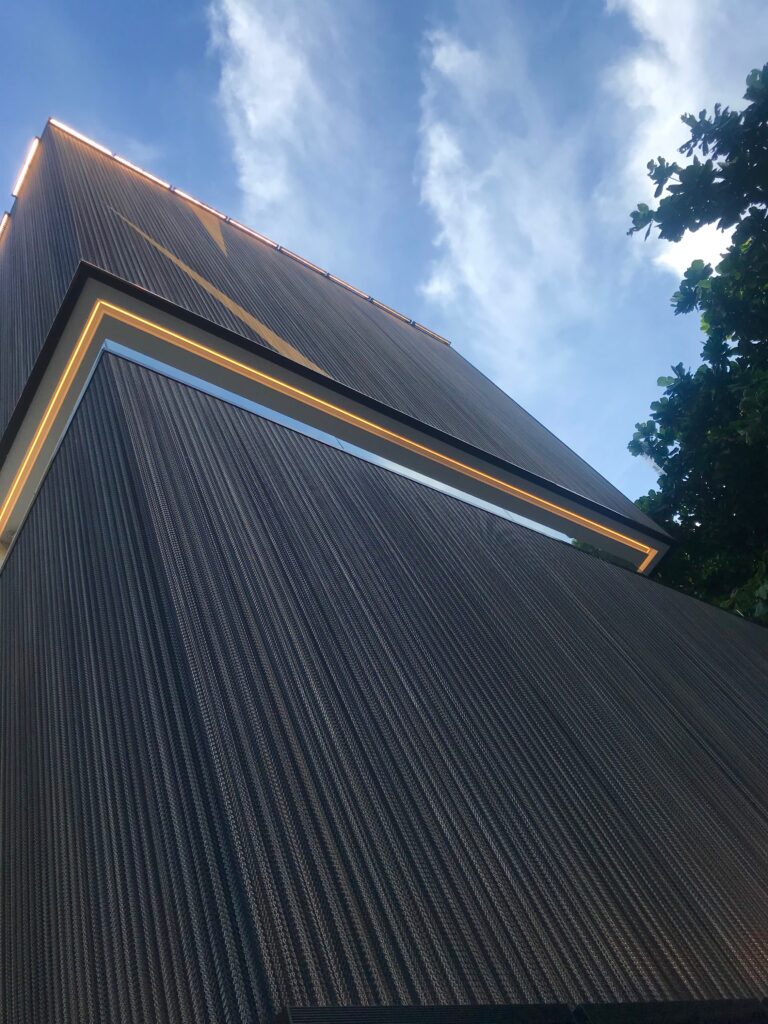 Fachada Animale feita com correntes Dropiron