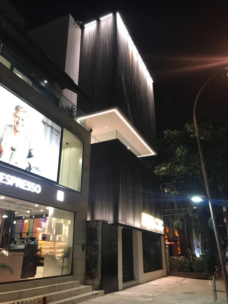 Fachada Animale com correntes Dropiron vista lateralmente