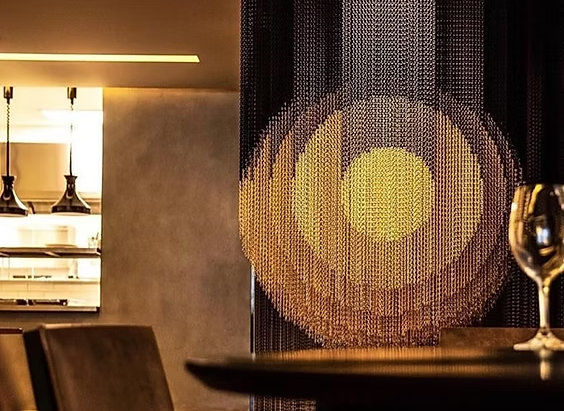 Restaurante com mosaico de correntes Dropiron