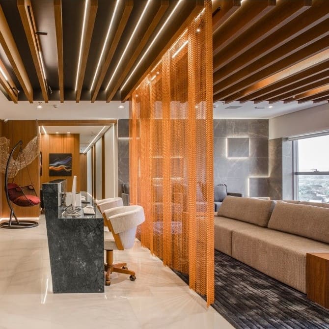 Clínica com divisória de correntes douradas Dropiron atrás de balcão de atendimento