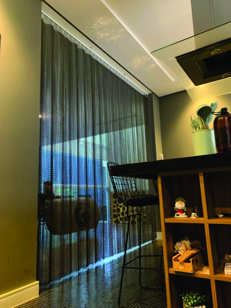 Apartamento com divisória de correntes Dropiron entre varanda e cozinha