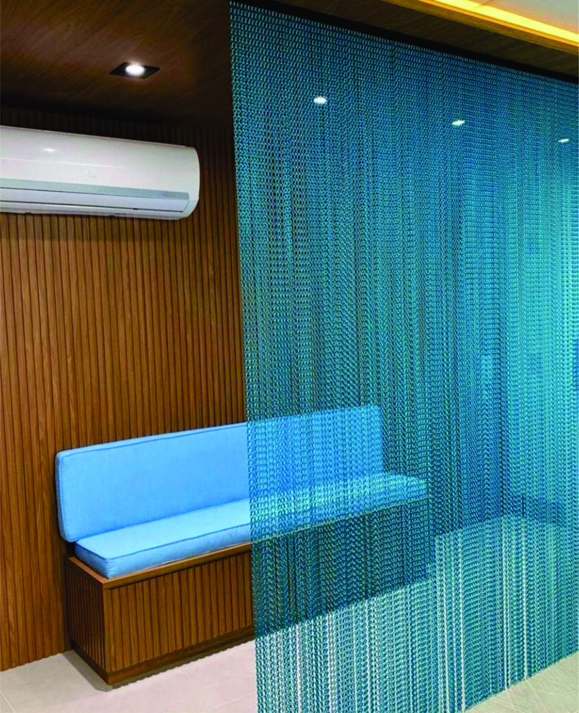 Espaço com divisória de correntes azuis Dropiron