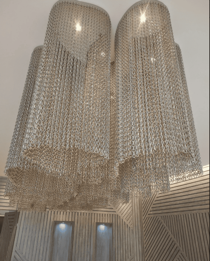 Decoração de correntes Dropiron em teto ao redor de lâmpadas