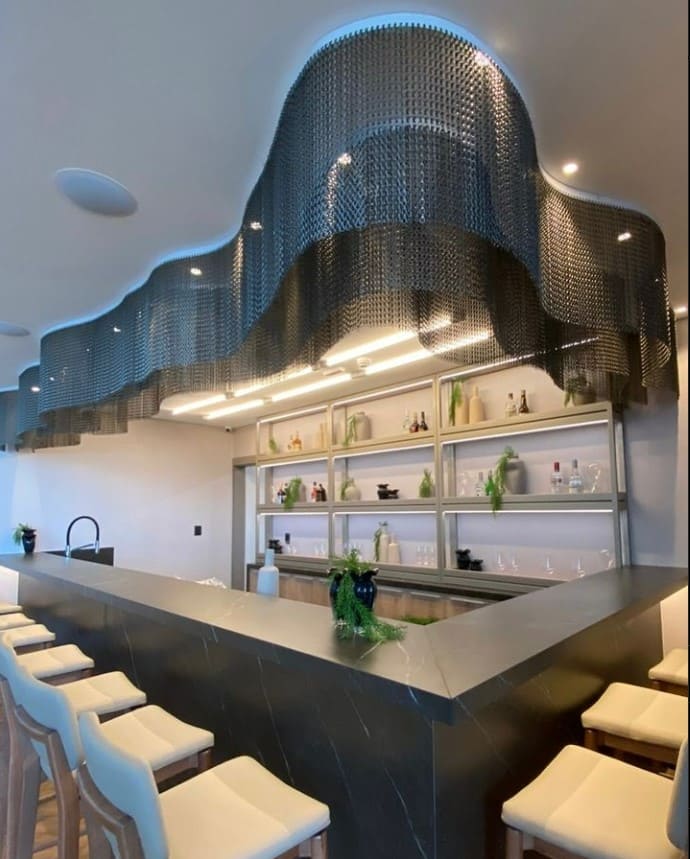 Decoração de correntes Dropiron em teto de cozinha sofisticada