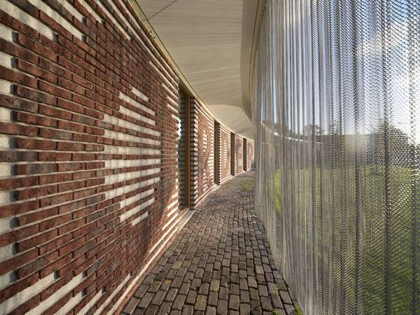Cortina de malha metálica Dropiron dividindo calçada de ambiente externo