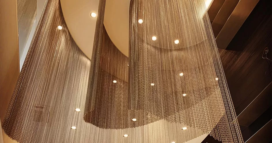 Cortinas Dropiron posicionadas em teto