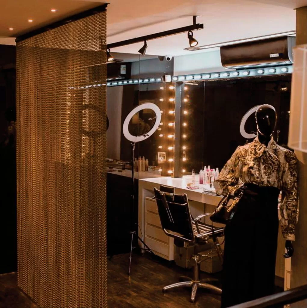 Camarim com divisória de correntes da Dropiron atrás de cadeira