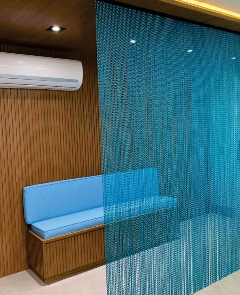 Espaço com divisória de correntes azuis da Dropiron