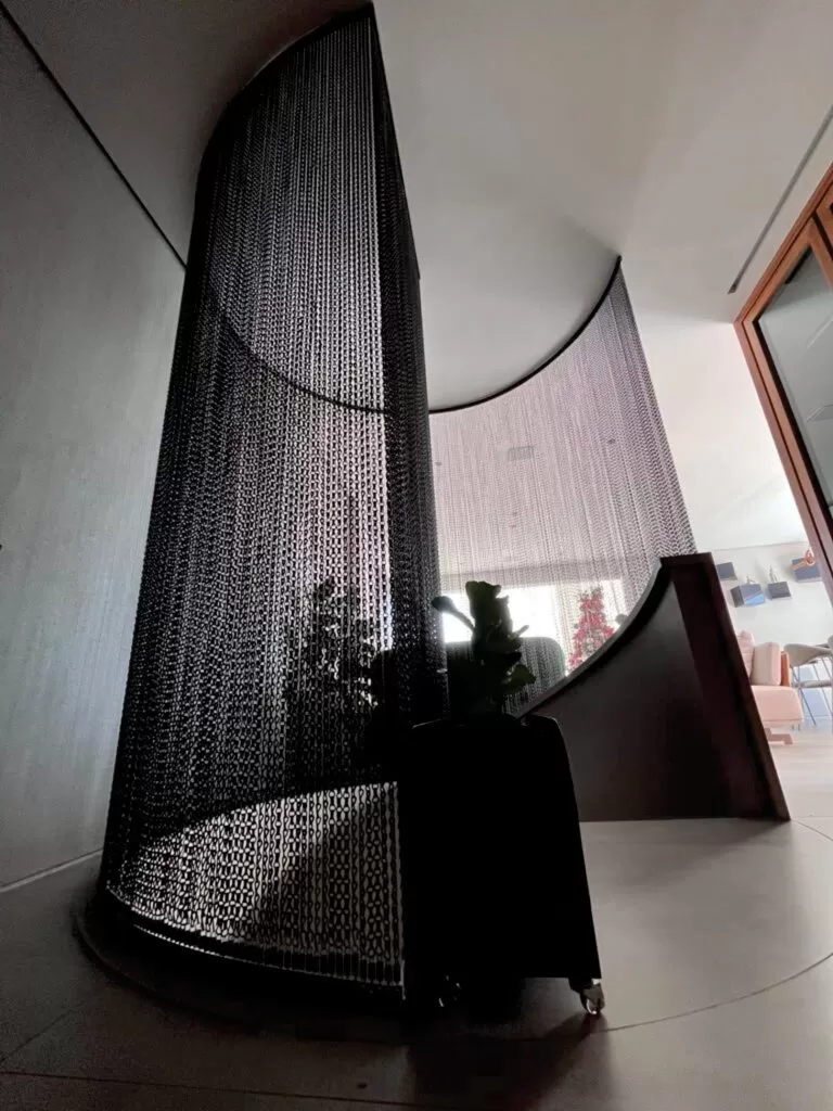 Divisória de correntes Dropiron em topo de escada