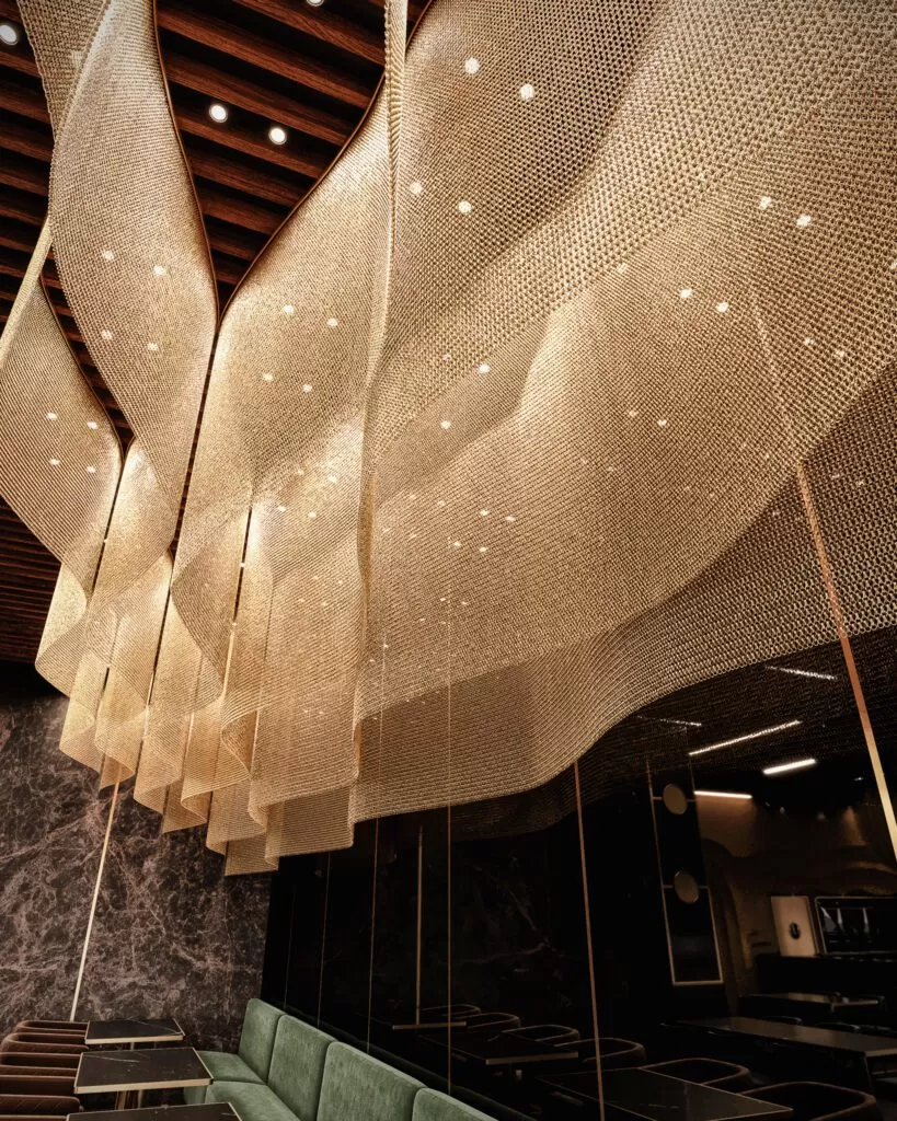 Decoração de correntes Dropiron em teto de um restaurante