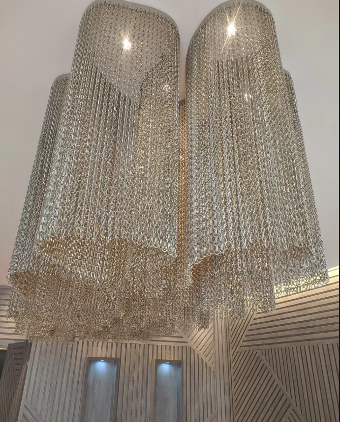 Decoração de correntes da Dropiron em teto ao redor de lâmpadas