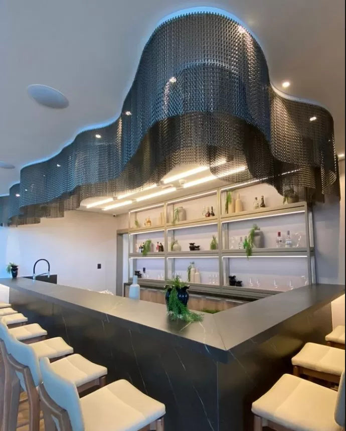 Decoração de correntes da Dropiron em teto de cozinha sofisticada