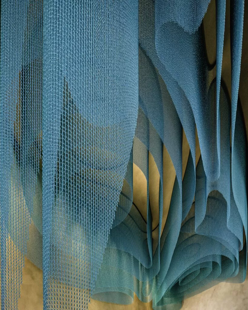 Decoração de correntes da Dropiron azul em teto