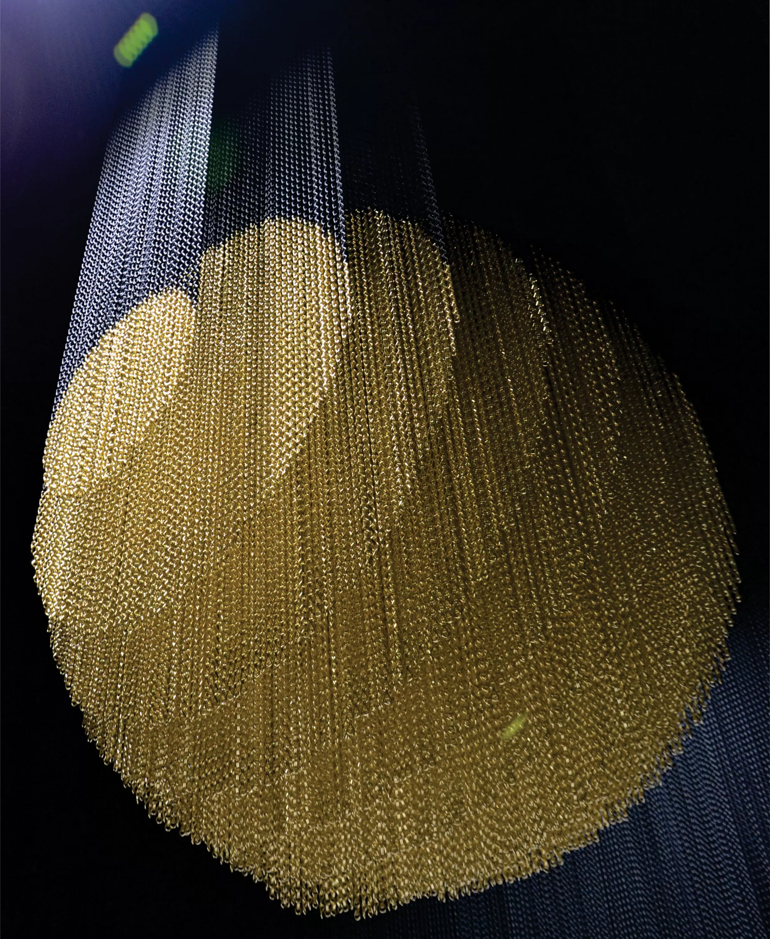 Esculta mosaico correntes pretas e douradas Dropiron em teto