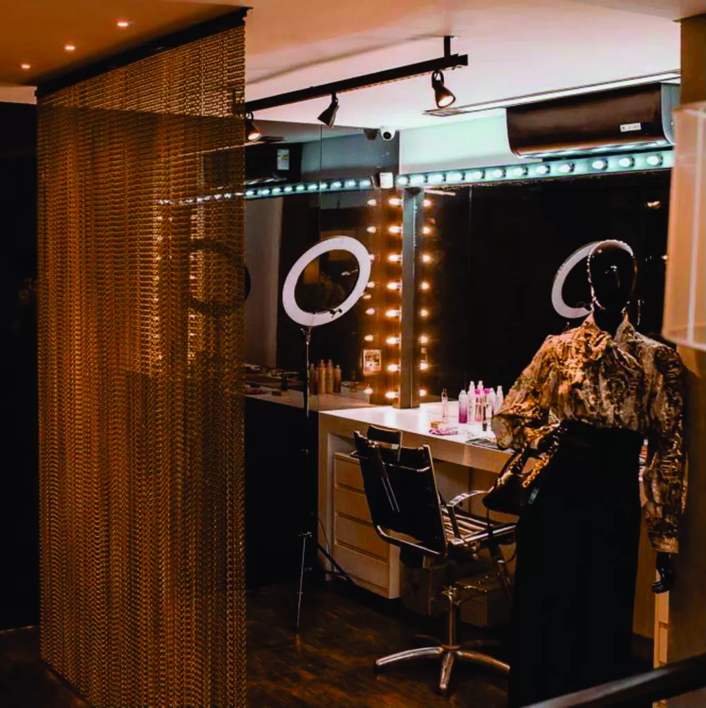 Camarim com divisória de correntes Dropiron atrás de cadeira