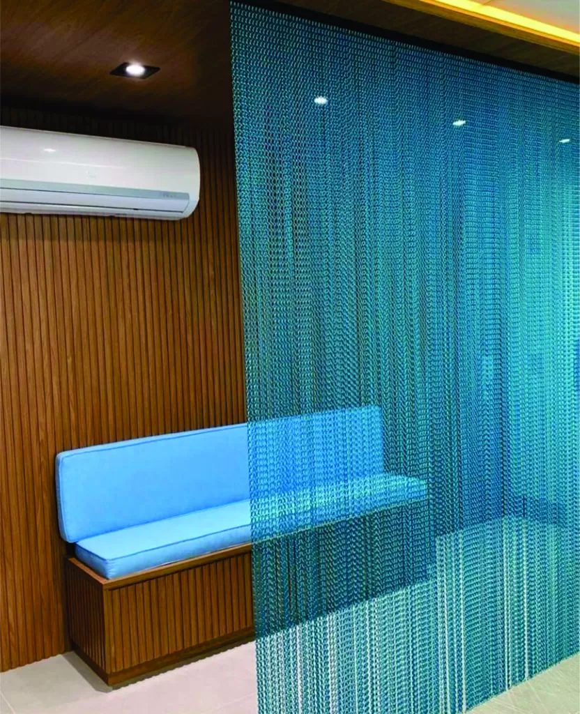 Espaço com divisória de correntes azuis Dropiron