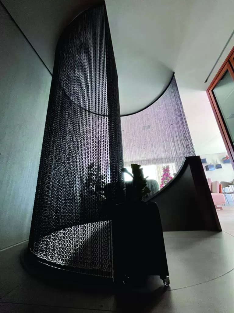 Divisória de correntes da Dropiron em topo de escada