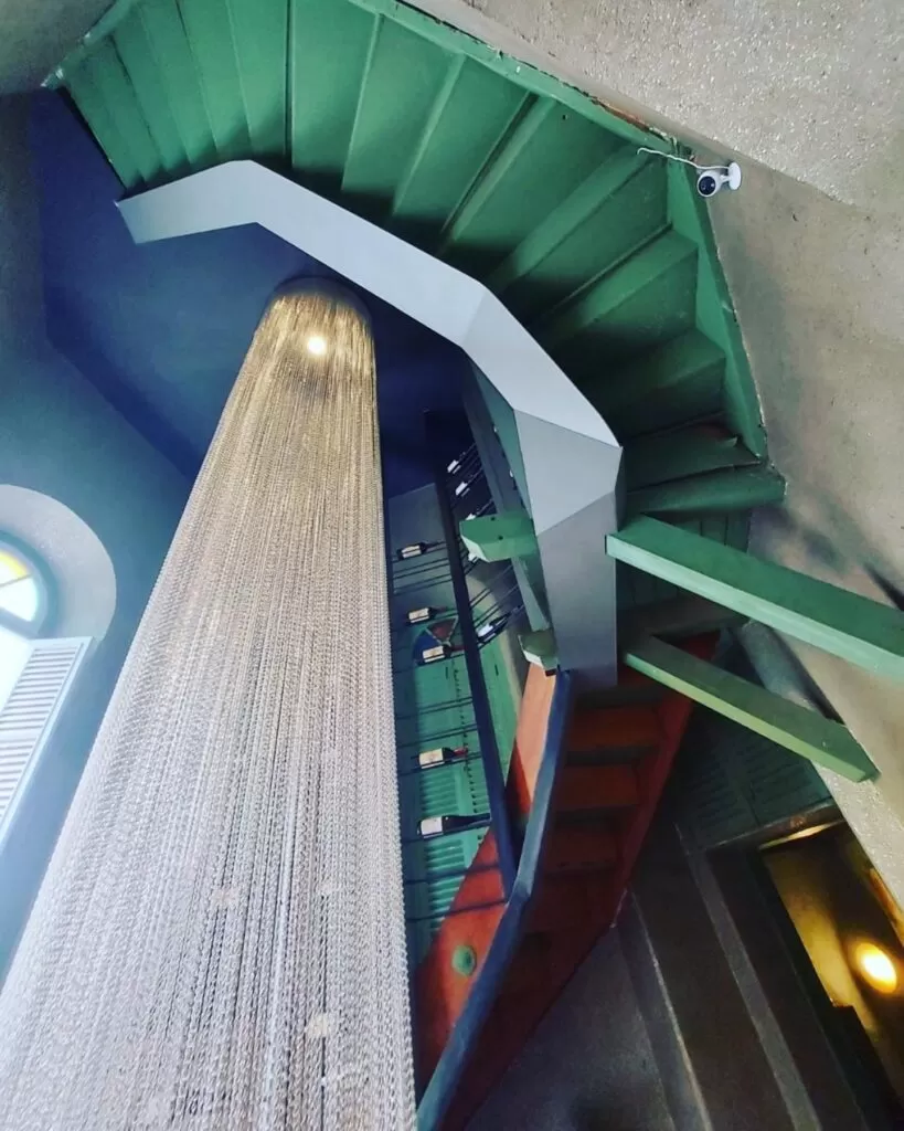 Decoração de correntes Dropiron em teto ao lado de escada