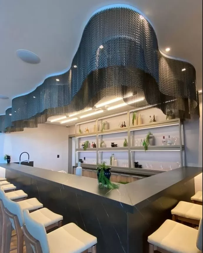 Decoração de correntes Dropiron em teto de cozinha sofisticada