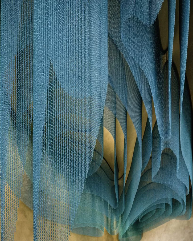 Decoração de correntes Dropiron azul em teto