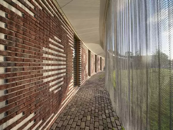Cortina de malha metálica Dropiron dividindo calçada de ambiente externo